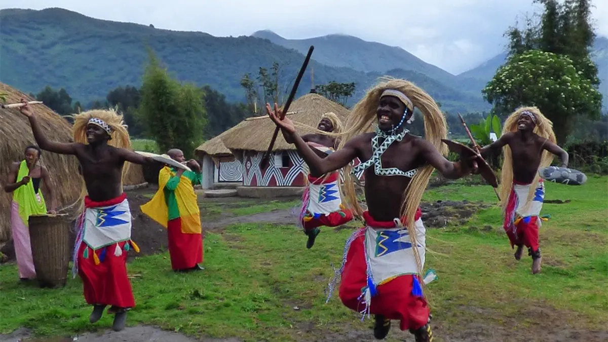 The Rwanda Tours and Safaris Guide emphasizes that a true Rwandan adventure extends beyond wildlife. Travelers can immerse themselves in the country’s vibrant culture, history, and scenic landscapes, creating a holistic safari experience that balances education, relaxation, and exploration.
