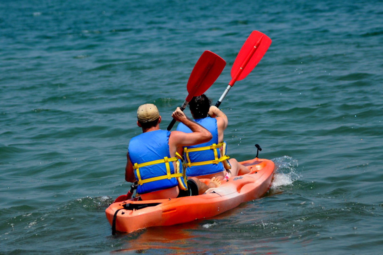 One of the greatest strengths of Kayaking on Lake Kivu is its exceptional safety profile, making it one of the most beginner-friendly water activities in Rwanda. The calm, freshwater conditions of Lake Kivu provide a naturally stable environment with no strong tides, no dangerous ocean currents, and minimal water turbulence. This makes kayaking suitable for travelers of all ages and experience levels, including complete beginners.