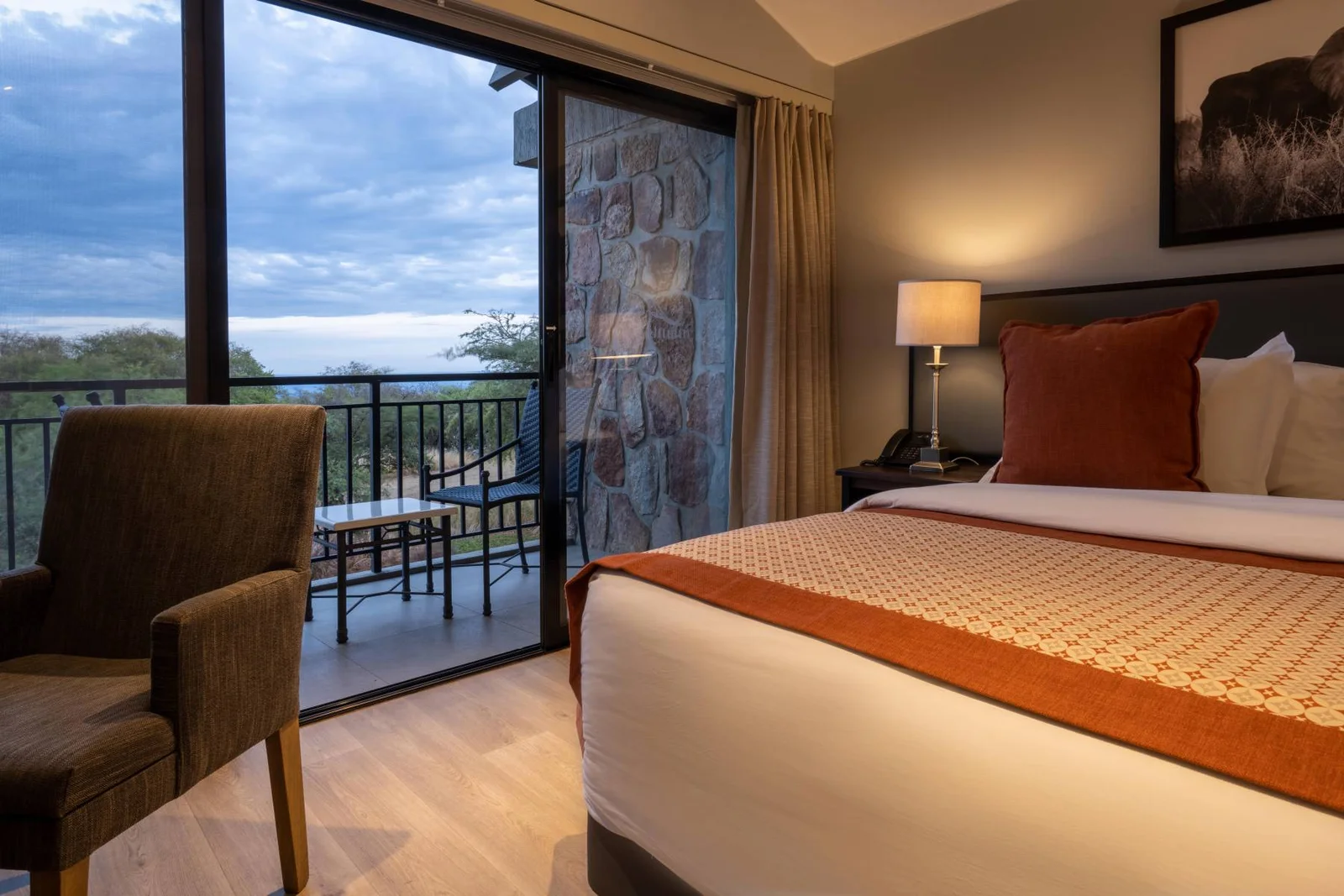 Accommodation at Nyagasambu Realm Hotel has been carefully designed to provide guests with a relaxing and comfortable stay regardless of the purpose of their visit. The hotel combines modern amenities with elegant interior design, spacious layouts, and warm hospitality to create welcoming living spaces where travelers can feel completely at home. Every room has been thoughtfully furnished to provide both comfort and functionality, ensuring restful nights after long journeys, business meetings, sightseeing excursions, or exciting safari experiences.