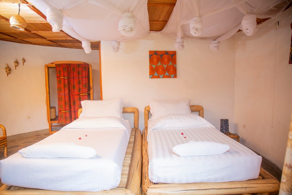 Accommodation at Paradise Malahide Hotel has been designed to provide maximum comfort while allowing guests to fully appreciate the beauty of Lake Kivu. The hotel offers elegantly furnished rooms and suites featuring contemporary décor, spacious interiors, and modern amenities suitable for every type of traveler.
