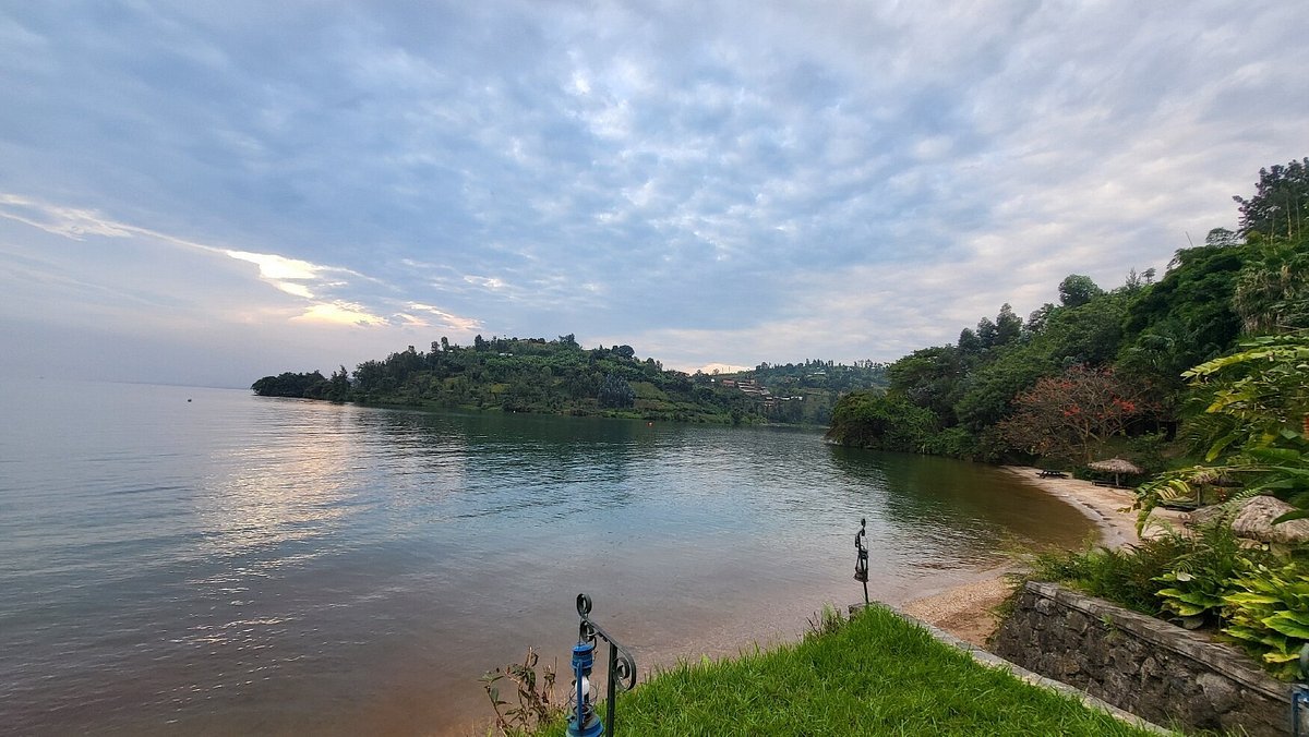 One of the greatest advantages of staying at Kivu Paradise Resort is its spectacular lakeside location. Few destinations in Rwanda combine peaceful surroundings, luxury accommodation, and breathtaking natural beauty as effortlessly as this resort. Guests enjoy uninterrupted views across Lake Kivu while relaxing in beautifully designed rooms, enjoying delicious cuisine, or simply watching the sunset over the water.
